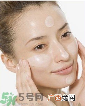 整天对着电脑，怎么减少对皮肤的伤害？