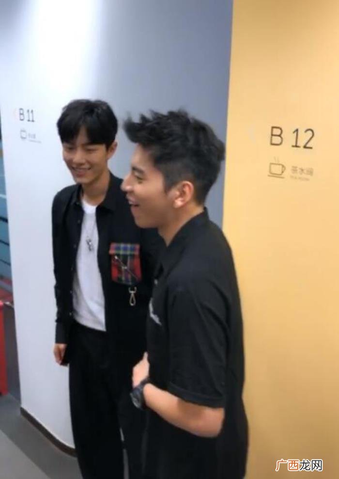 肖战王大陆，肖战飞奔向王大陆求抱抱的旧照曝光