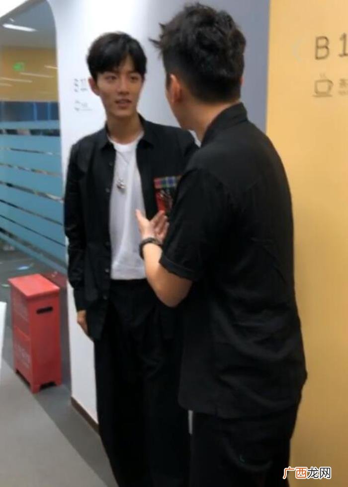 肖战王大陆，肖战飞奔向王大陆求抱抱的旧照曝光