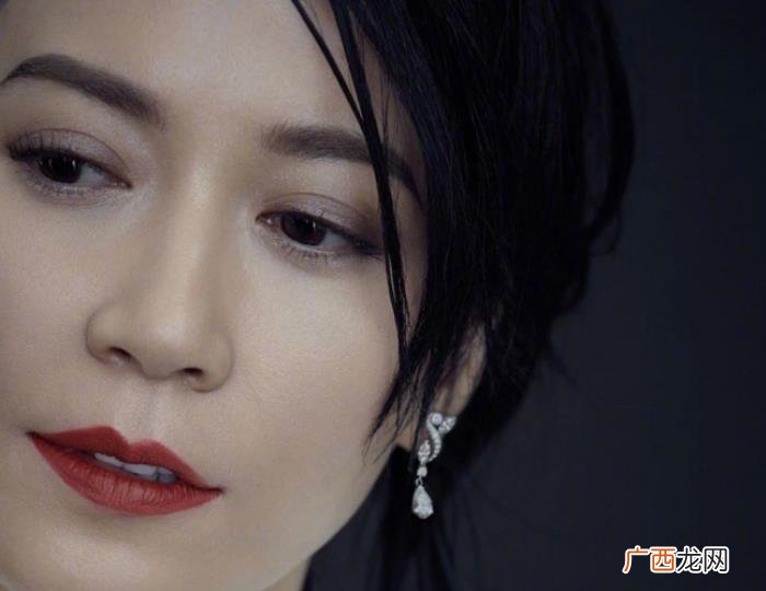 俞飞鸿妩媚，俞飞鸿登杂志封面多个造型尽显妩媚