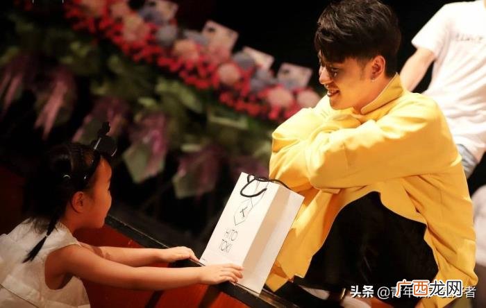 刘宇宁热搜，刘宇宁采摘国家二级保护植物上热搜