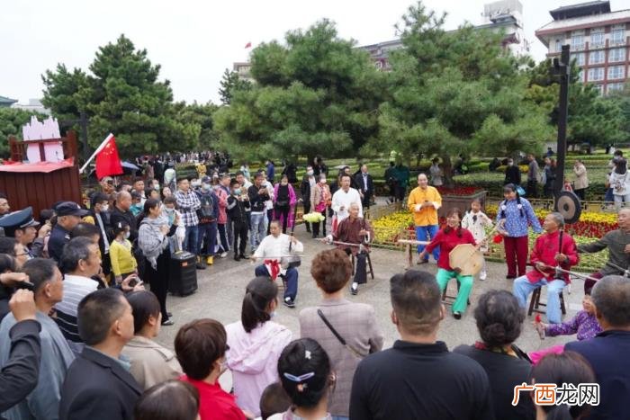 钟鼓楼广场，钟鼓楼广场不仅能看演出还能亲自上场