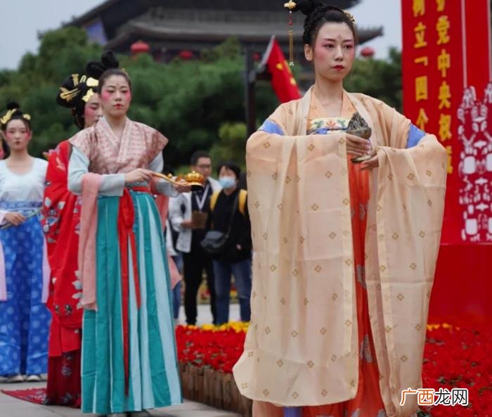 钟鼓楼广场，钟鼓楼广场不仅能看演出还能亲自上场