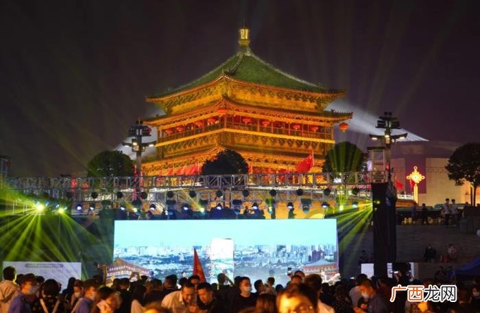钟鼓楼广场，钟鼓楼广场不仅能看演出还能亲自上场