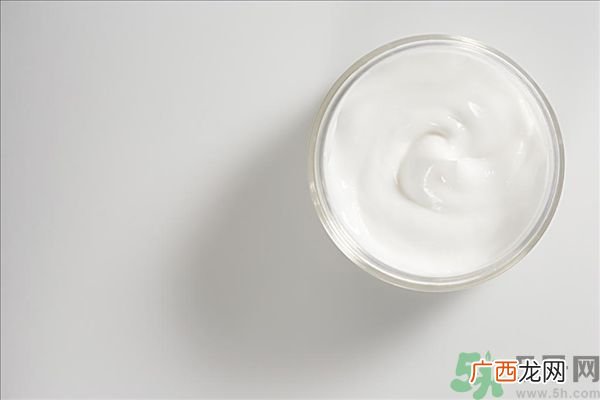 去年没用完的防晒霜今年还能用吗？擦护肤品直接用手取好吗？