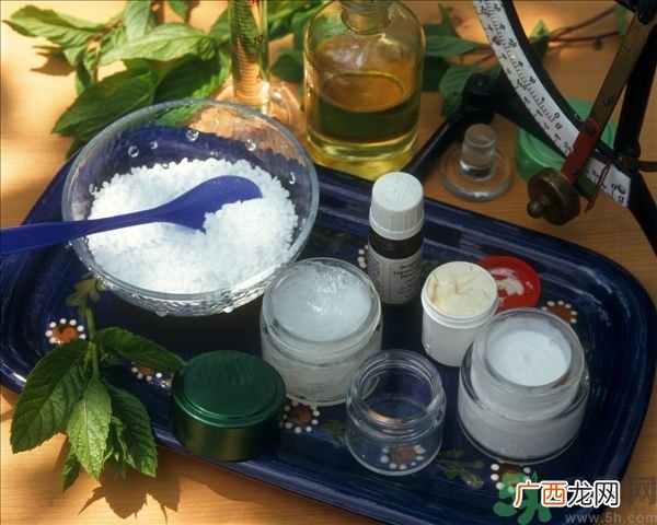 去年没用完的防晒霜今年还能用吗？擦护肤品直接用手取好吗？