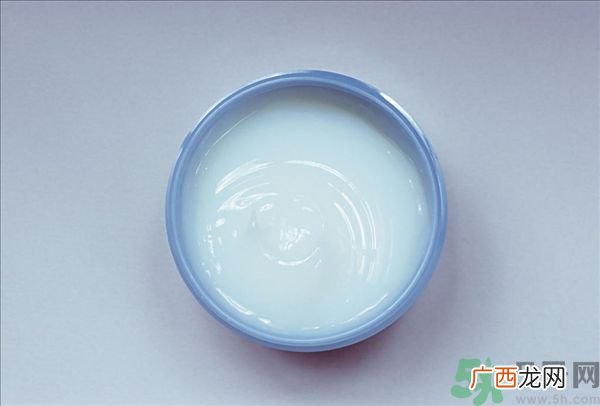 去年没用完的防晒霜今年还能用吗？擦护肤品直接用手取好吗？