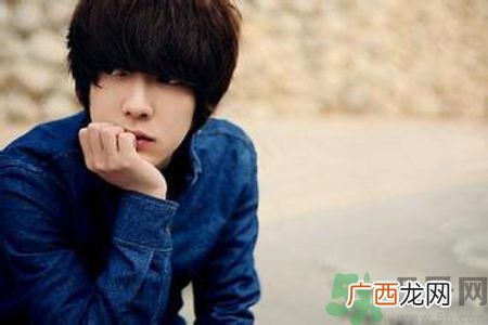 男生夏天长痘痘是什么原因?男生夏天长痘痘怎么办?