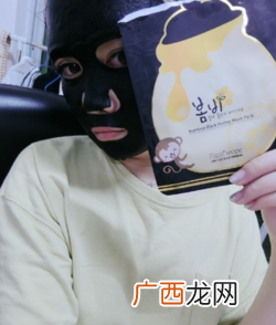 春雨黑面膜掉色是假的吗？春雨黑卢卡面膜精华液颜色