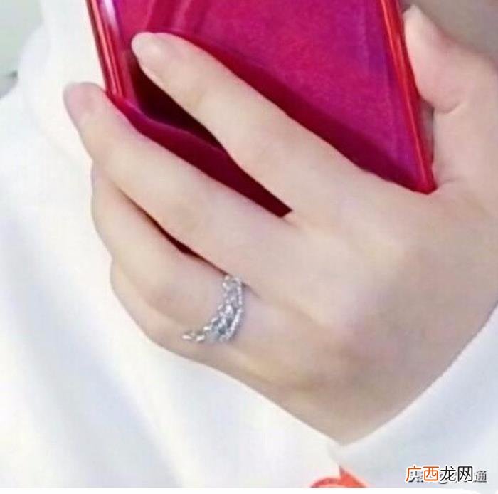 赵丽颖钻戒，赵丽颖结婚后首次晒照10.16克拉钻戒亮眼