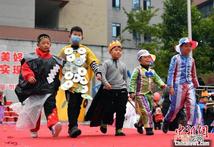 小学生女装，小学师生合作利用废弃物变创意时装