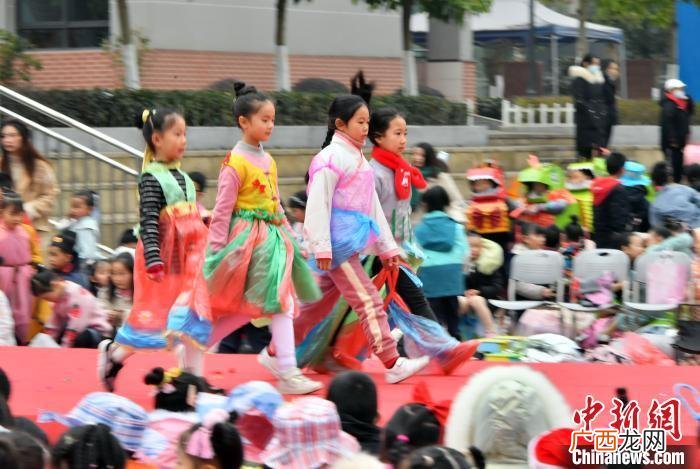 小学生女装，小学师生合作利用废弃物变创意时装