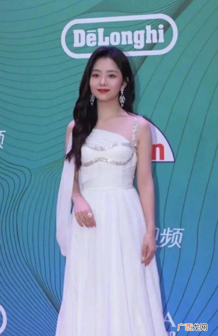谭松韵颁奖，倪妮、关晓彤、谭松韵一众美女出席颁奖典礼