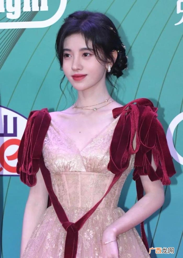 谭松韵颁奖，倪妮、关晓彤、谭松韵一众美女出席颁奖典礼