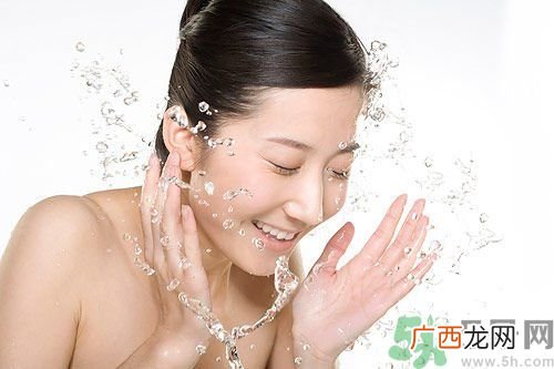 依云矿泉水敷脸好吗?依云矿泉水可以敷脸吗?