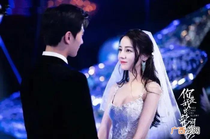 杨洋结婚照，迪丽热巴杨洋举办浪漫婚礼显露好身材
