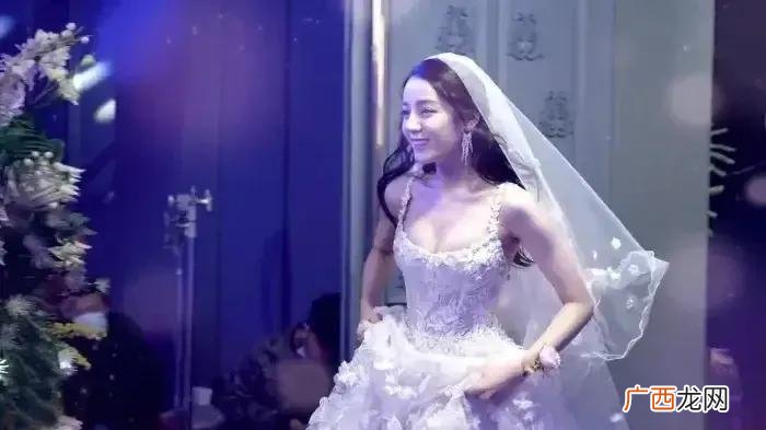 杨洋结婚照，迪丽热巴杨洋举办浪漫婚礼显露好身材