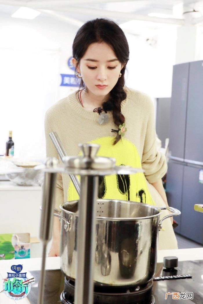 黄子韬同款，赵丽颖黄子韬撞衫同款流苏笑脸毛衣