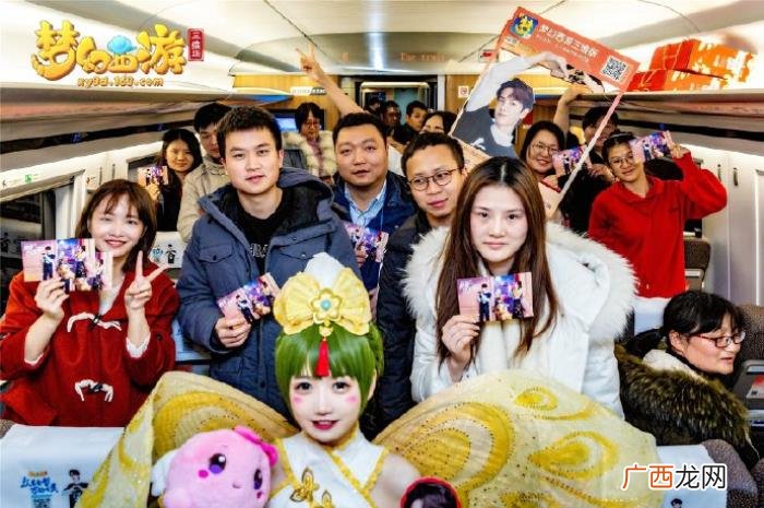 王一博回家,代言人王一博梦幻专属高铁在春节送你回家