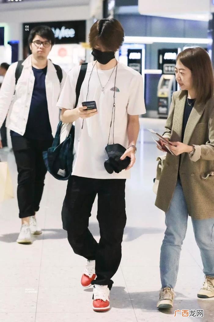 王一博的包，街头滑板Boy王一博脏脏包上热搜