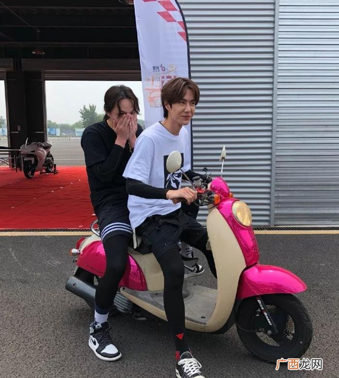 王一博的包，街头滑板Boy王一博脏脏包上热搜