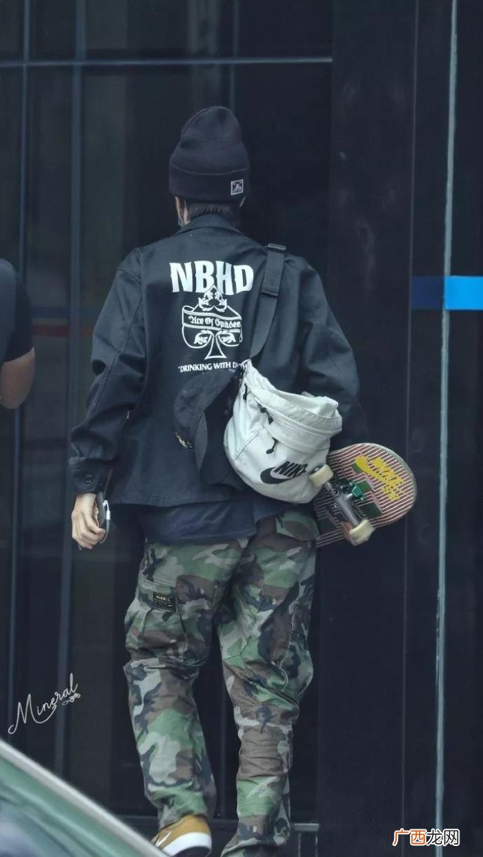王一博的包，街头滑板Boy王一博脏脏包上热搜