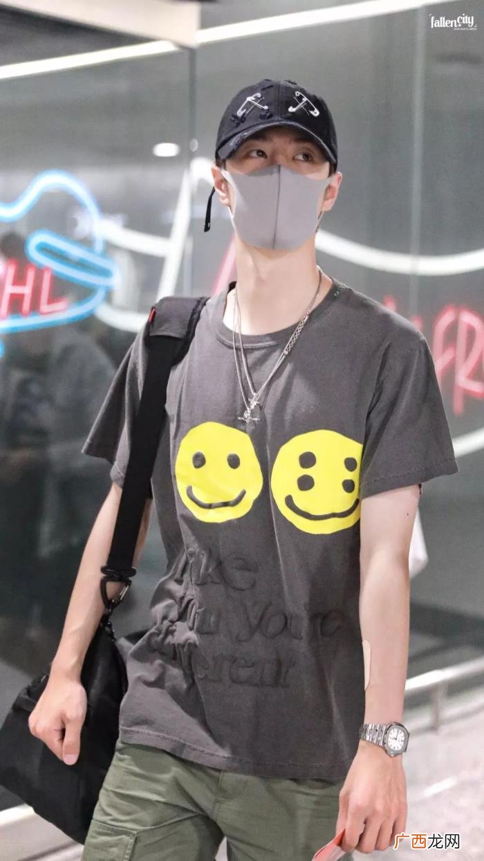王一博的包，街头滑板Boy王一博脏脏包上热搜