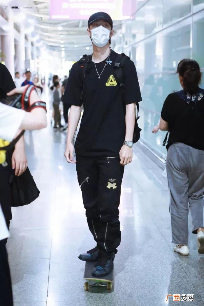 王一博的包，街头滑板Boy王一博脏脏包上热搜