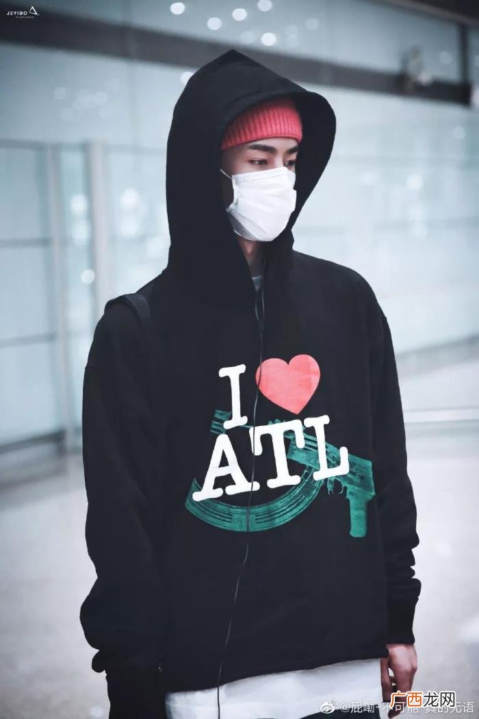 王一博的包，街头滑板Boy王一博脏脏包上热搜