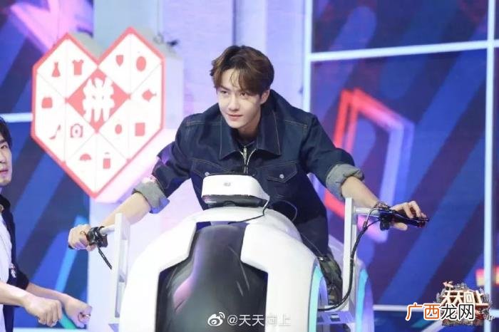 王一博的包，街头滑板Boy王一博脏脏包上热搜