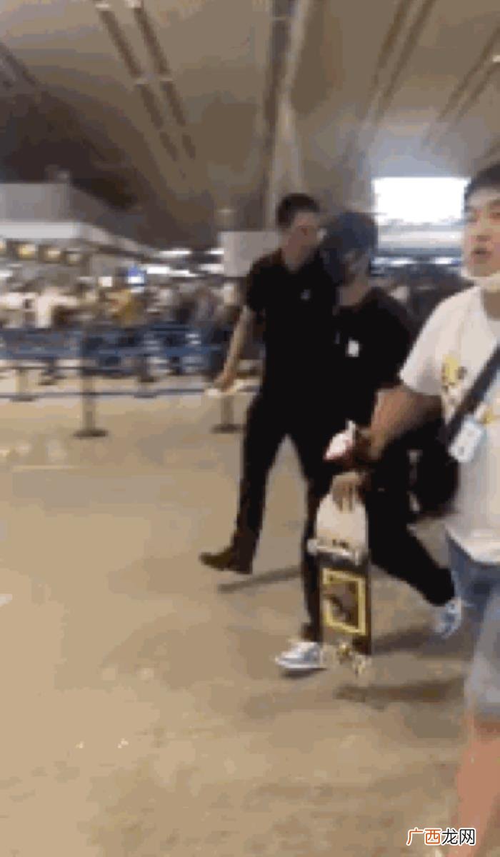 王一博的包，街头滑板Boy王一博脏脏包上热搜