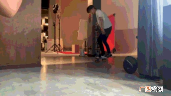 王一博的包，街头滑板Boy王一博脏脏包上热搜