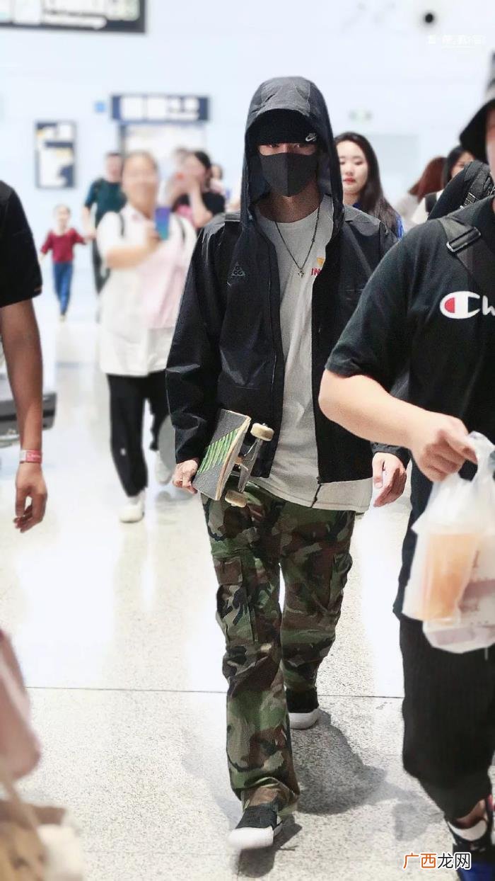王一博的包，街头滑板Boy王一博脏脏包上热搜