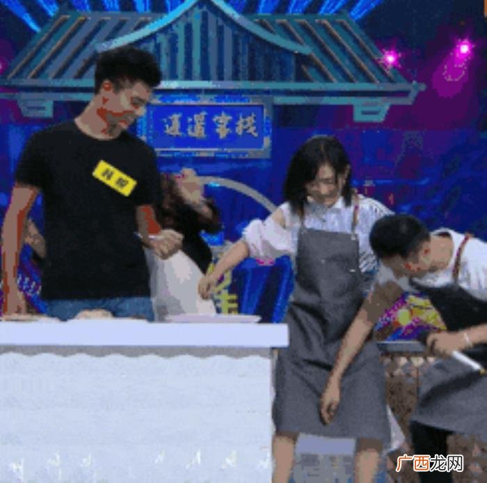 王俊凯掉鞋,王俊凯赢得了比赛激动到鞋子都掉了