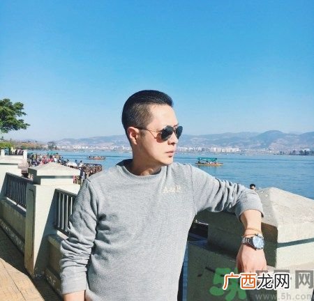 47岁老爸颜值逆天 47岁老爸保养怎么做的？