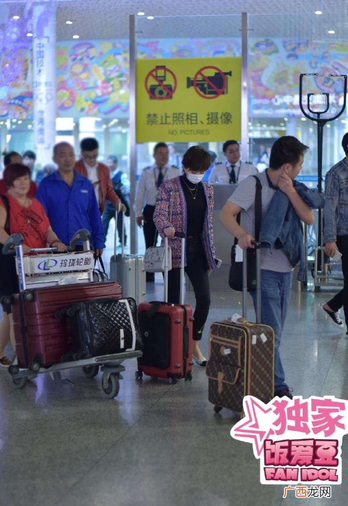 刘诗诗口罩，刘诗诗口罩遮面现身机场似乎有点疲惫