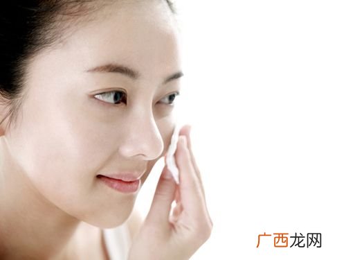 给肌肤补水 巧用化妆棉+化妆水