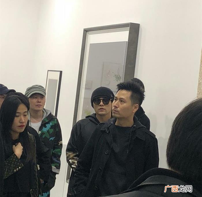 周杰伦低调，周杰伦现身上海低调看展被围观一脸懵