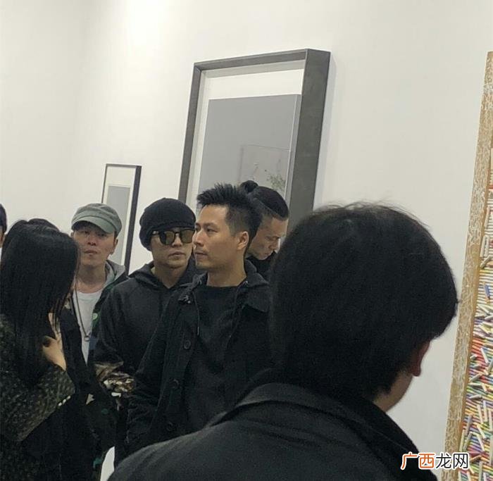 周杰伦低调，周杰伦现身上海低调看展被围观一脸懵
