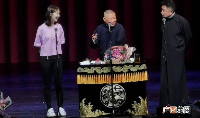 金晨郭德纲，郭德纲拿金晨佟丽娅抖包袱全场爆笑