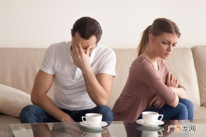结婚10年老公不拿钱 老公买房老婆该拿钱吗