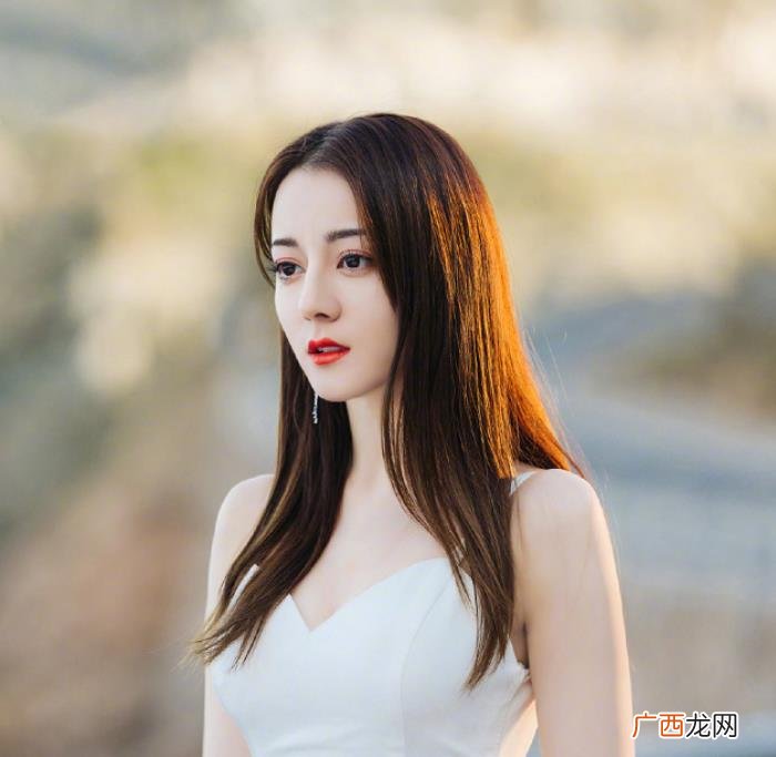 大拖尾婚纱，迪丽热巴穿收腰露背鱼尾大拖尾婚纱