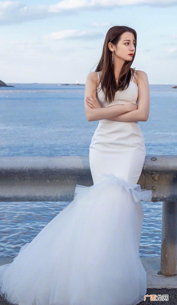 大拖尾婚纱，迪丽热巴穿收腰露背鱼尾大拖尾婚纱