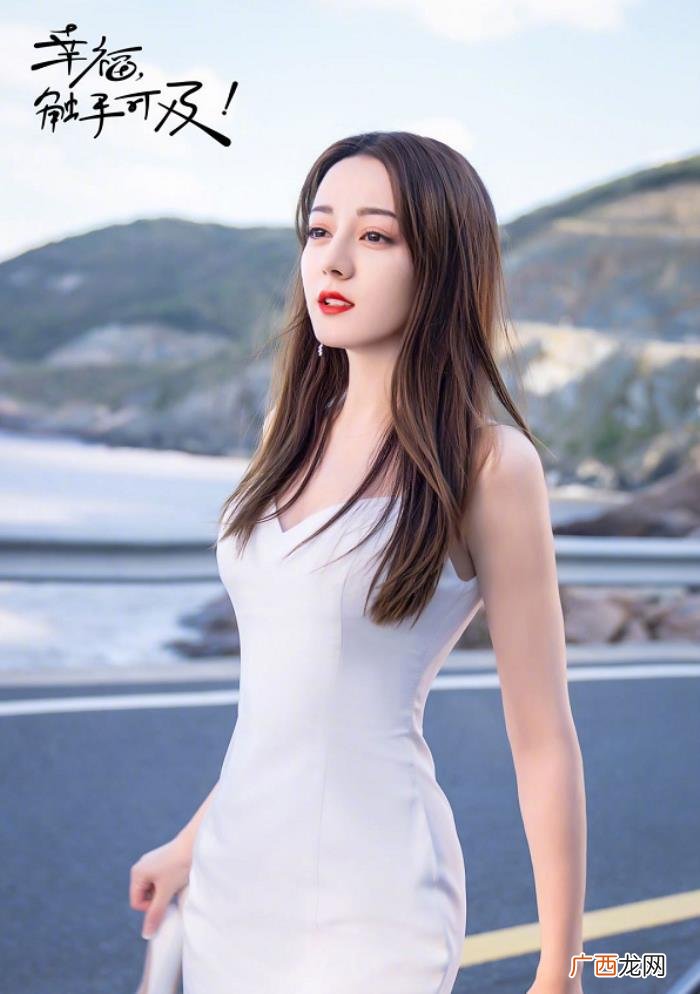 大拖尾婚纱，迪丽热巴穿收腰露背鱼尾大拖尾婚纱