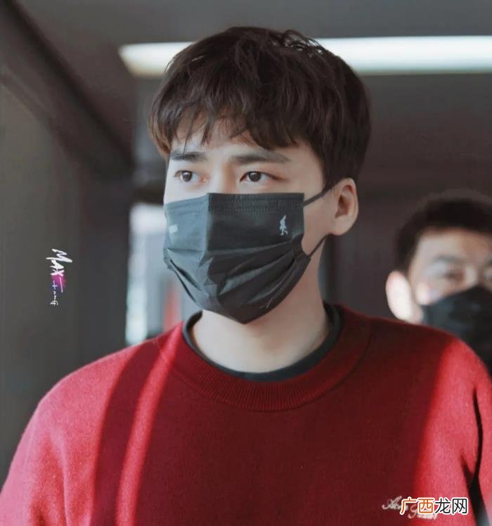 李易峰明星，李易峰的热心肠撕开了多少明星的遮羞布