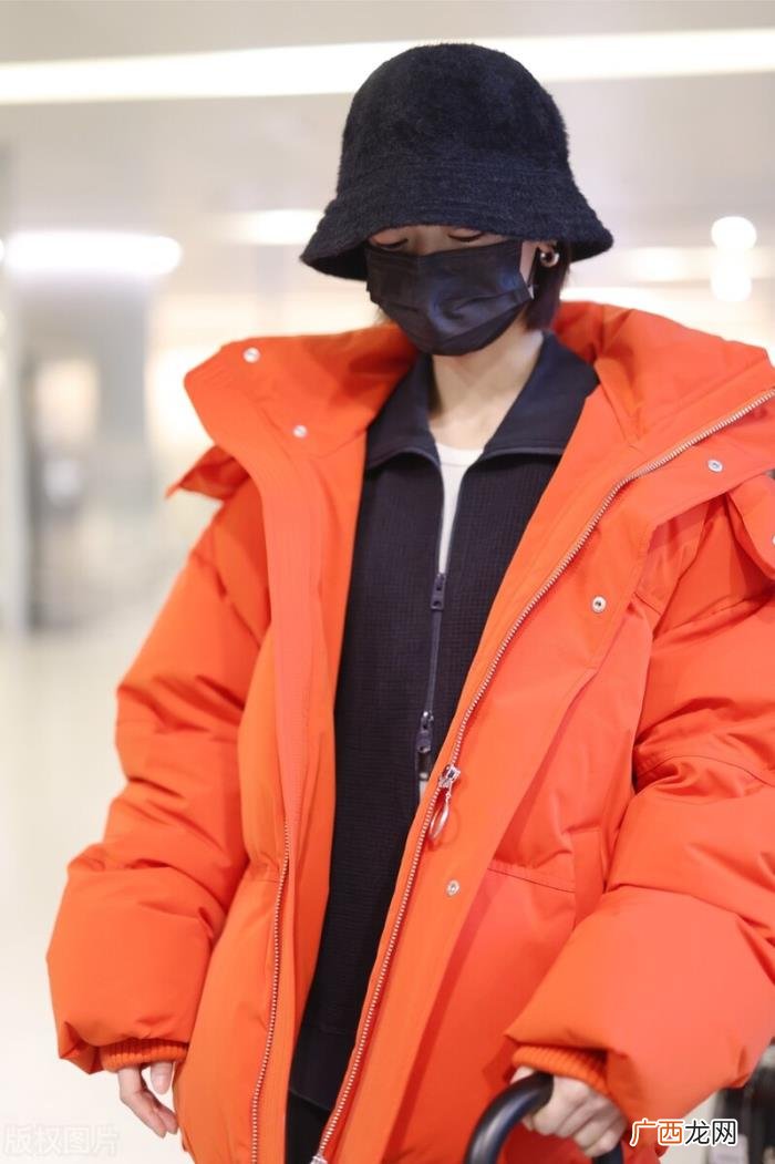 吴谨言穿搭，吴谨言穿橙红色羽绒服搭配休闲卫裤