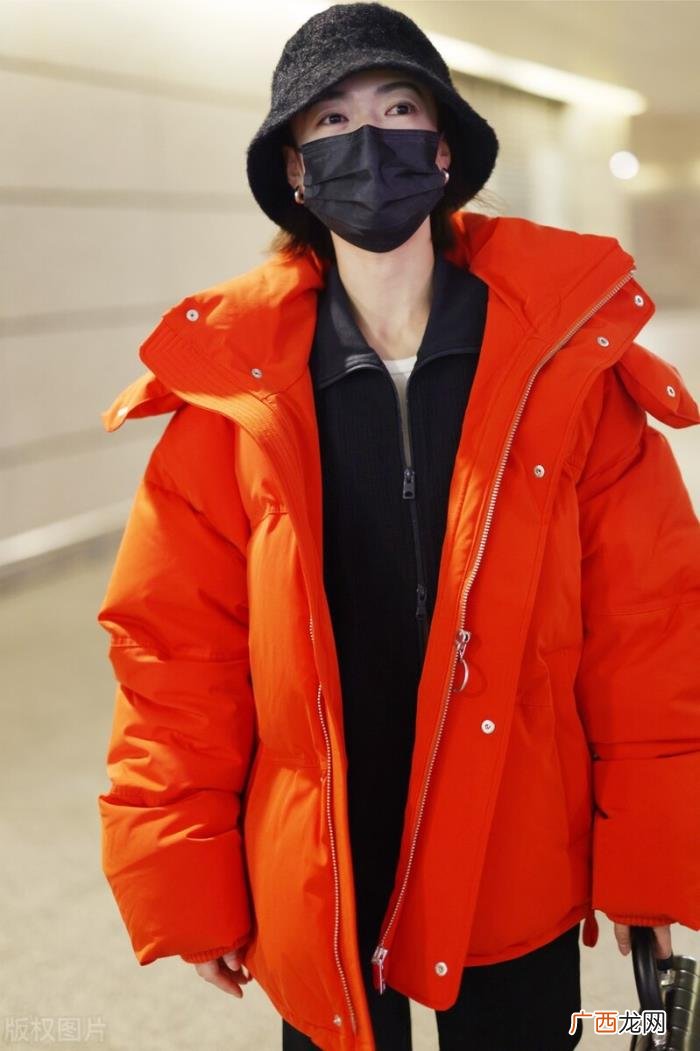 吴谨言穿搭，吴谨言穿橙红色羽绒服搭配休闲卫裤