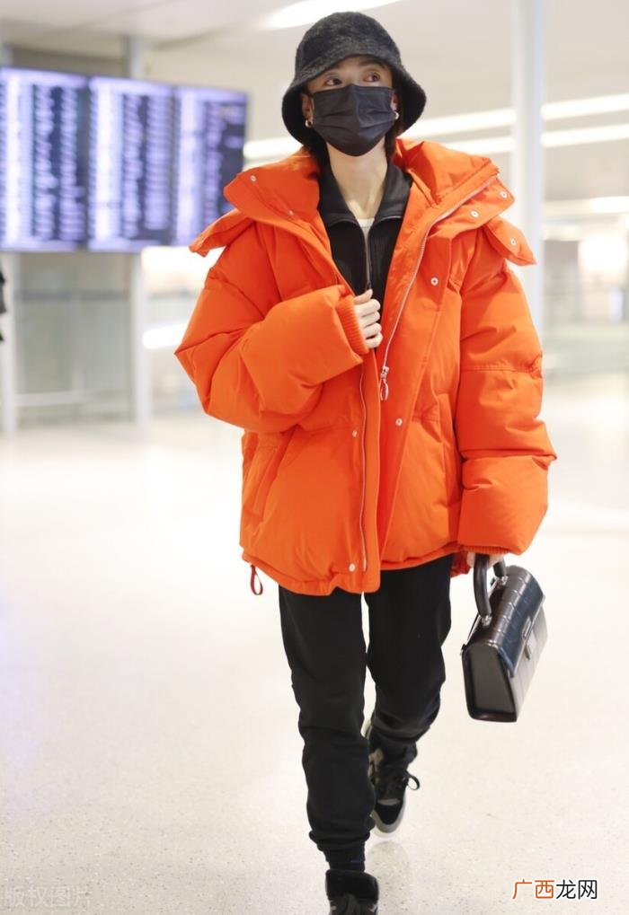 吴谨言穿搭，吴谨言穿橙红色羽绒服搭配休闲卫裤