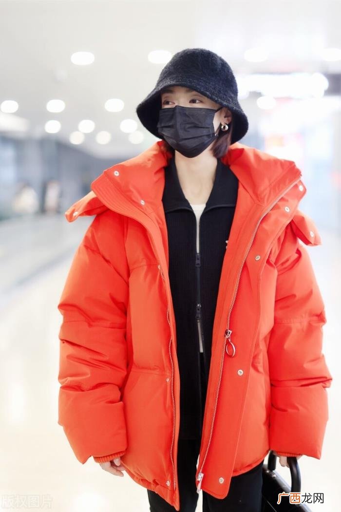 吴谨言穿搭，吴谨言穿橙红色羽绒服搭配休闲卫裤