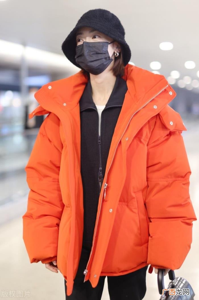 吴谨言穿搭，吴谨言穿橙红色羽绒服搭配休闲卫裤